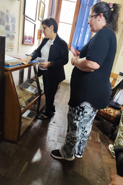Cabo Marisel Gomez mostrando el museo de Jefatura a visitantes.