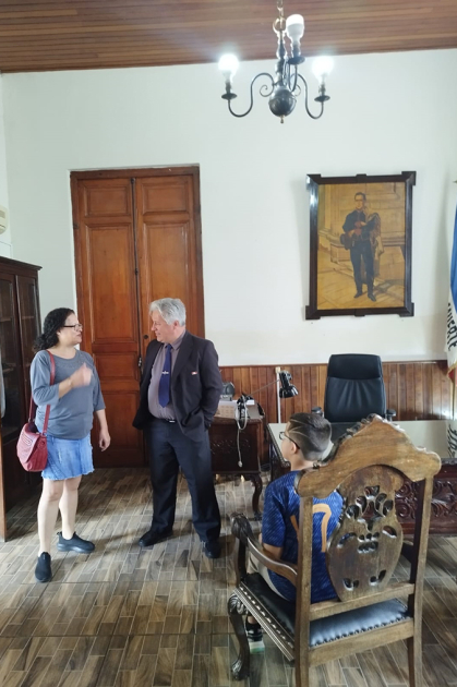 Cabo Walter Abreu mostrando a visitantes el Despacho del Jefe de Policía