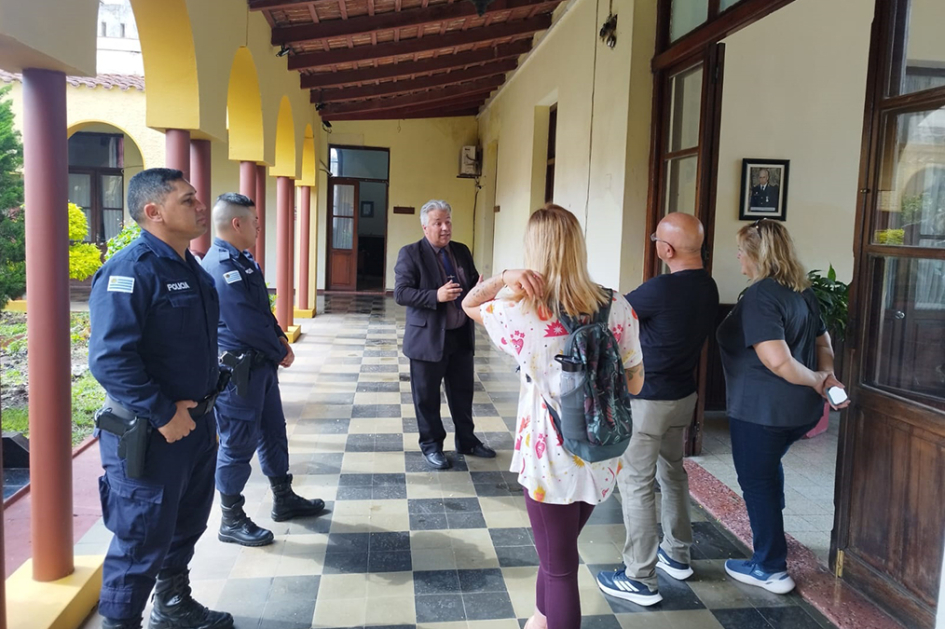Cabo Walter Abreu y personal de Policía Comunitaria recibiendo visitantes en Jefatura
