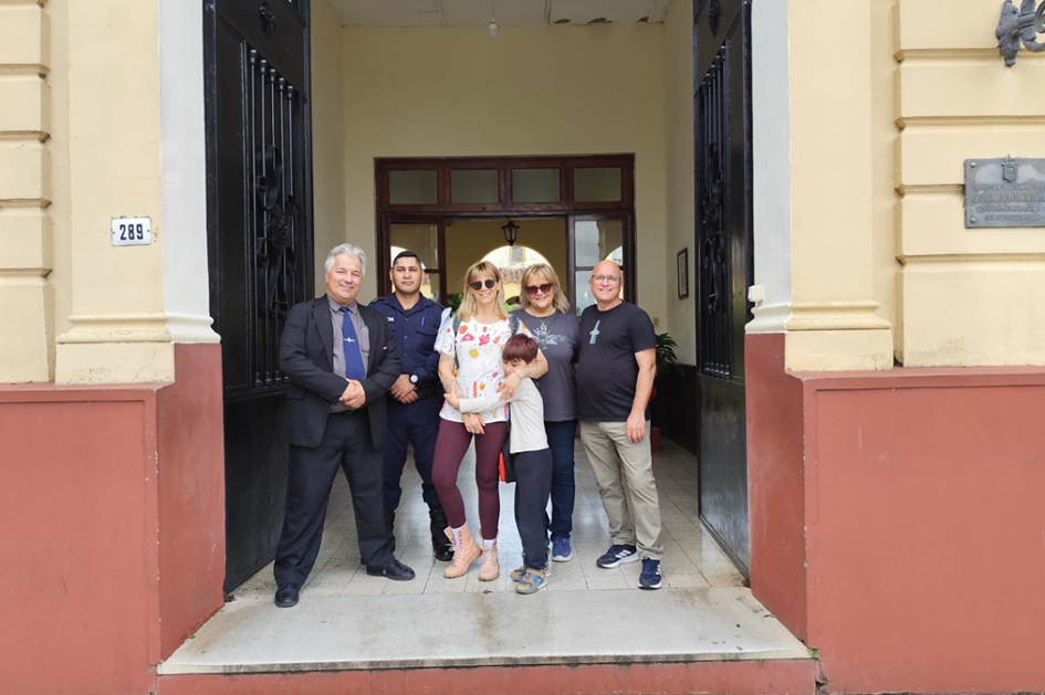 Cabo Walter Abreu y personal de Policía Comunitaria y visitantes frente a Jefatura.