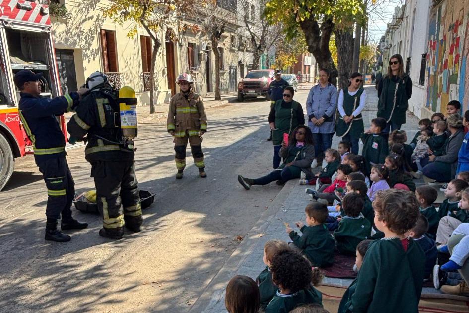 Bomberos de Melo junto al Caif Casa del Niño Los bomberos realizan una charla para los niños del Caif