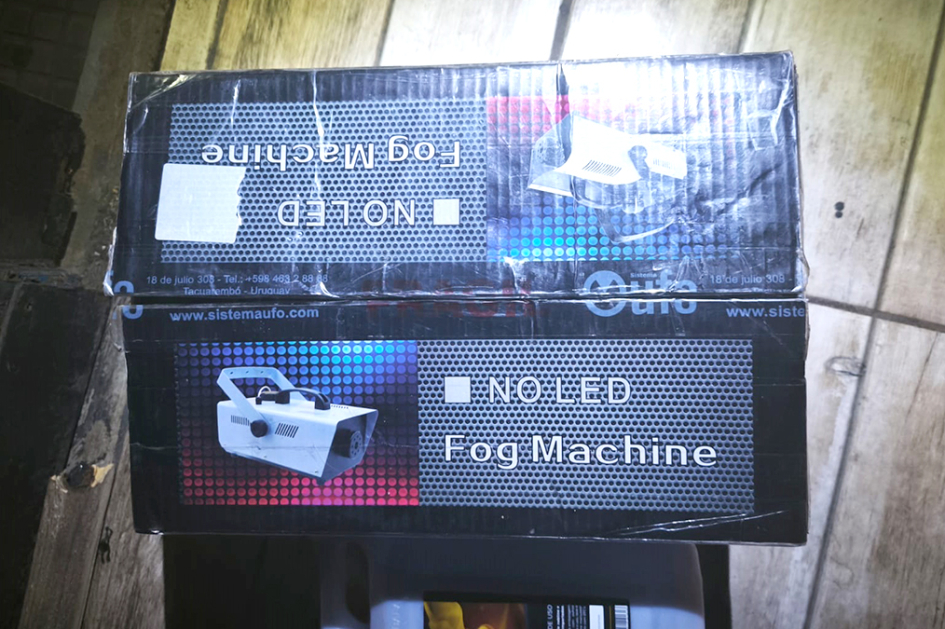 Caja con maquina de hacer humo.