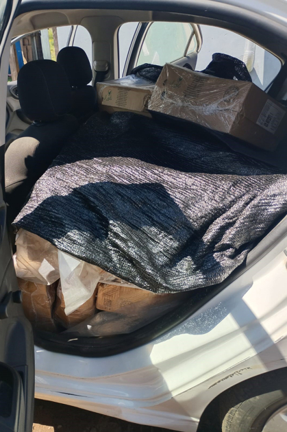 Cajas con carne de pollo en asiento trasero de automovil