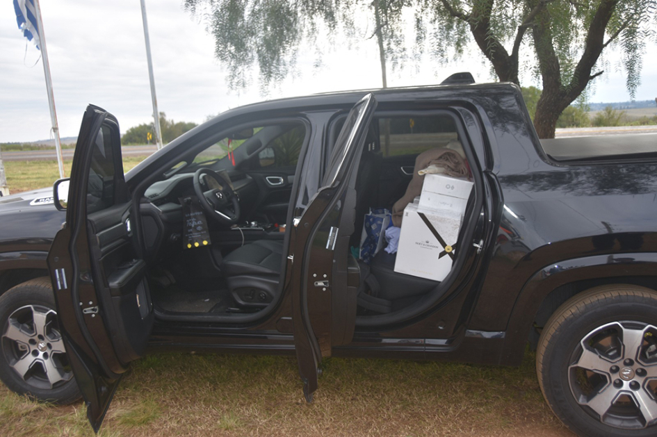 Cajas de champagne MOET & CHANDON en asiento trasero de camioneta DODGE RAM