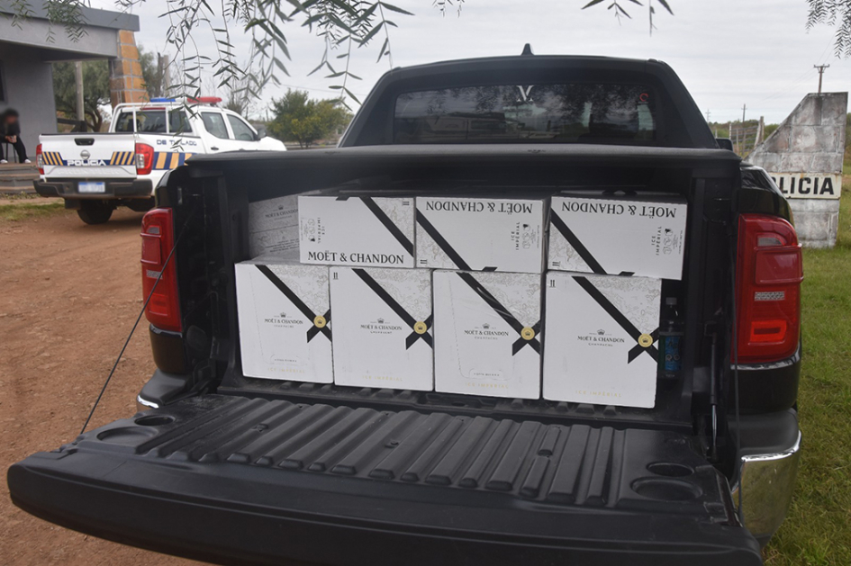 Cajas de champagne MOET & CHANDON en carrocería de camioneta DODGE RAM