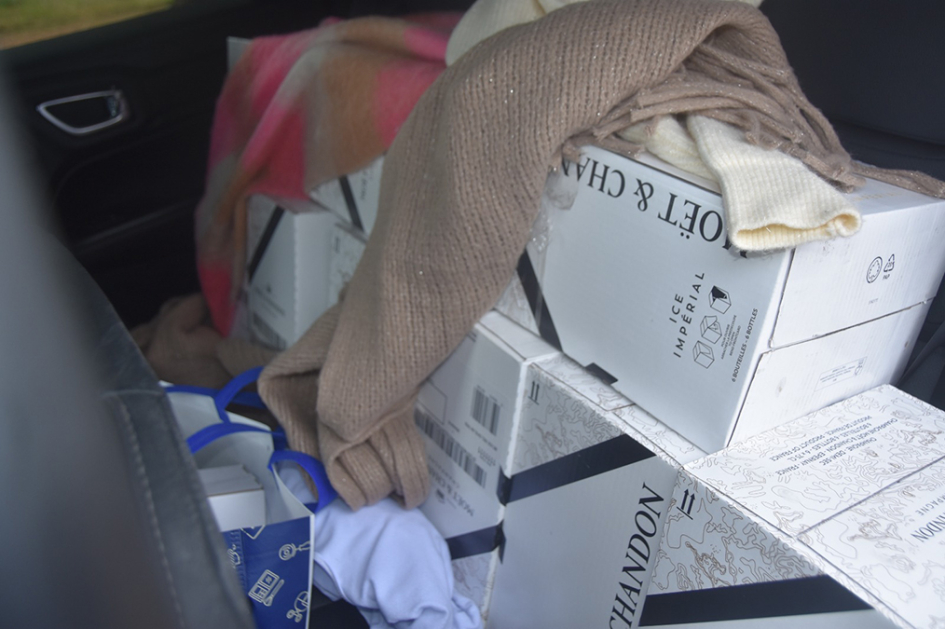 Cajas de champagne MOET & CHANDON tapadas por abrigo de lana
