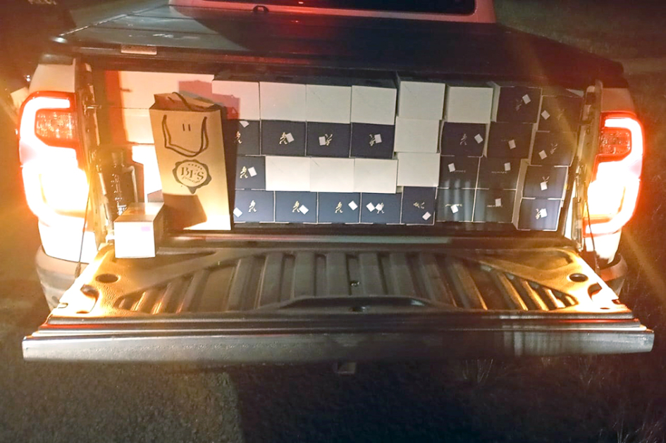 Cajas de whisky de alta gama en baul de camioneta Toyota Hilux Cajas de whisky de alta gama en baul de camioneta Toyota Hilux
