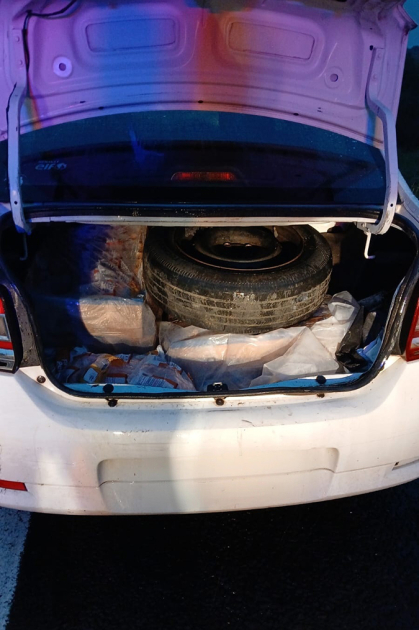 Cajas y bolsas con pollo en baúl de automóvil. Cajas y bolsas con pollo en baúl de automóvil.