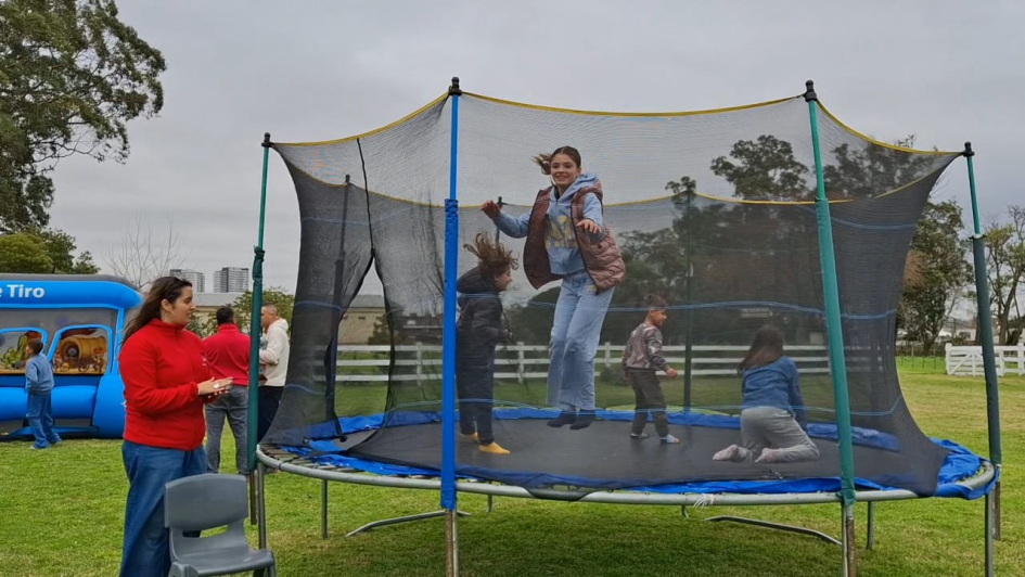 Niños y ñiñas jugando en la cama elástica Niños y ñiñas jugando en la cama elástica