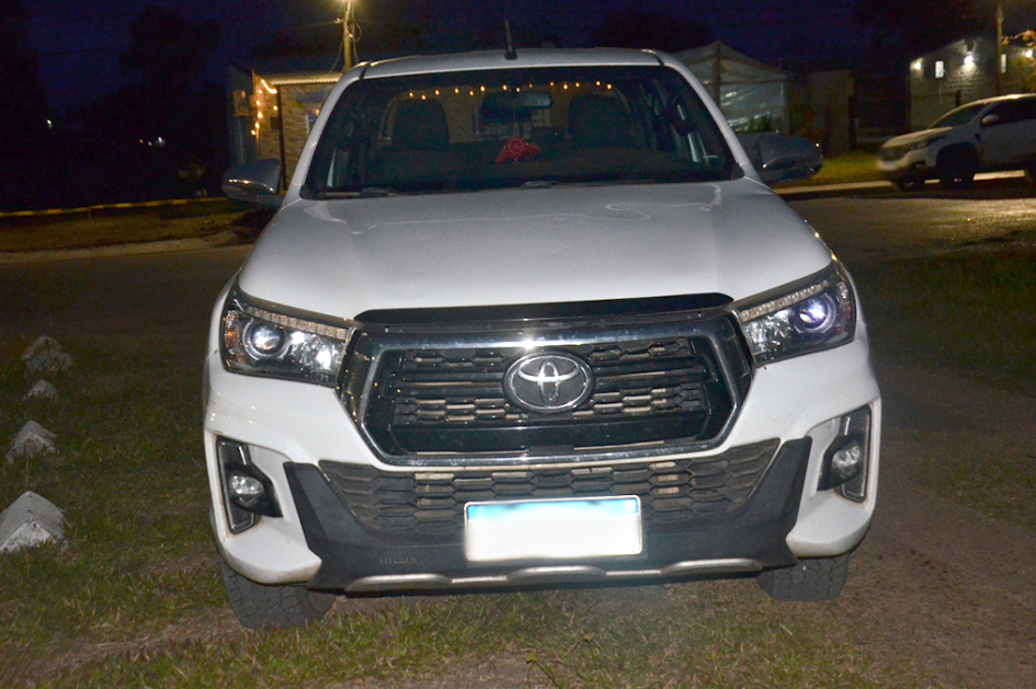 Camioneta Toyota Hilux vista de adelante