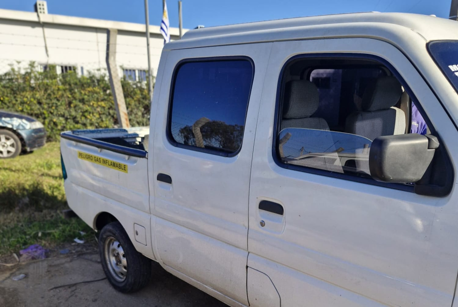 Camioneta de reparto de gas recuperada Camioneta blanca de reparto de empresa de gas recuperada