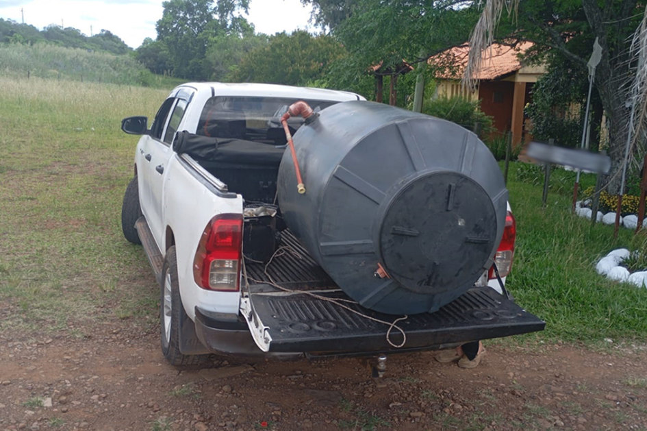 Camioneta detenida e incautada por la policía.