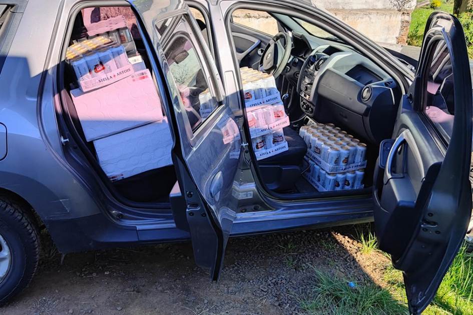 Camioneta con fardos de cerveza.
