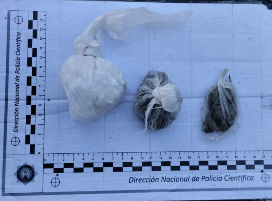 Persecución policial culmina con dos detenidos e incautación de drogas y un arma