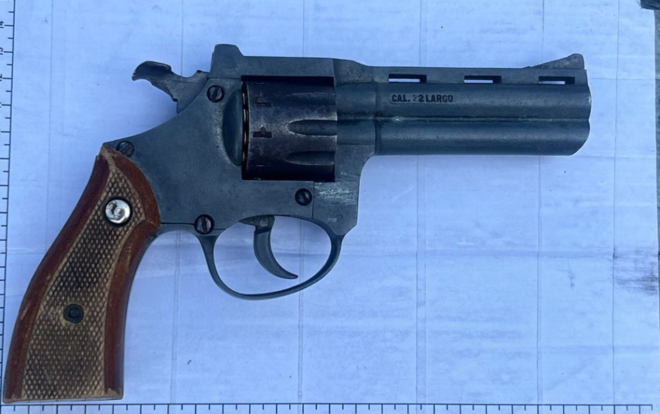 Persecución policial culmina con dos detenidos e incautación de drogas y un arma