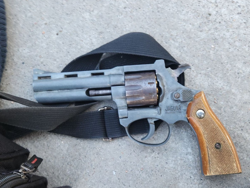 Persecución policial culmina con dos detenidos e incautación de drogas y un arma