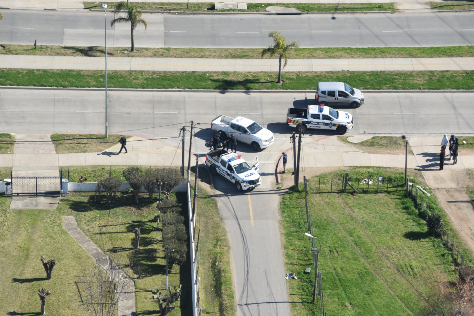 Persecución policial culmina con dos detenidos e incautación de drogas y un arma