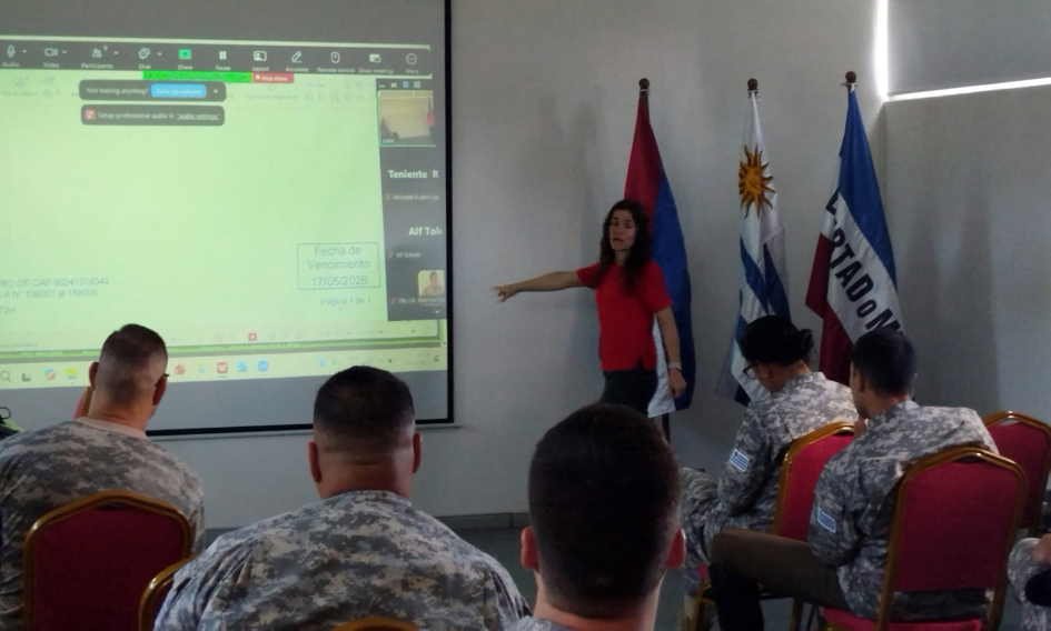 Contadora Echavalete señalando una pantalla frente a personal policial