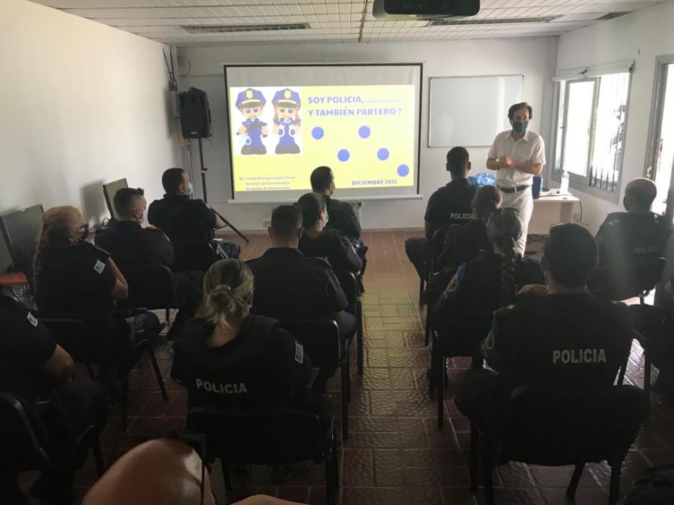 Charla sobre "Parto en Ciudad" especialista de la salud hablando frente a policías