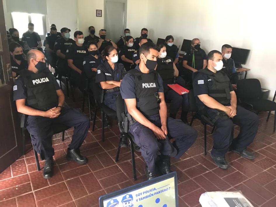 Funcionarios policiales que concurrieron a Charla sobre Parto en Ciudad funcionarios policiales sentados escuchando una charla
