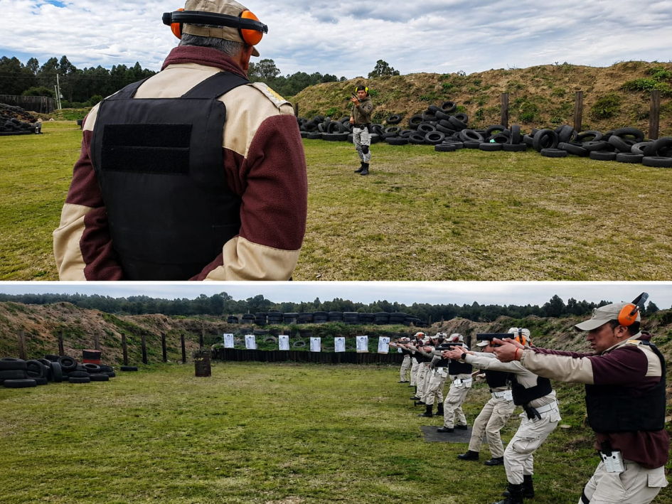Personal de Caminera en instrucción de Tiro Instructor supervisa práctica de tiro y personal policial dispara en línea sobre polígono.