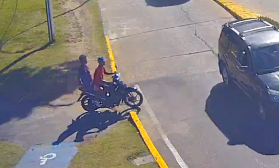 Dos hombres fueron condenados por hurtos de motos en Maldonado dos hombres circulando sobre una moto