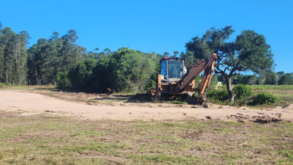 Hurto de batería de retroexcavadora Máquina retroexcavadora en un predio