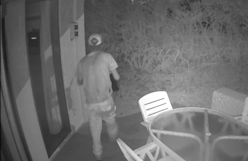 Autor del Hurto Un hombre caminando con objetos en la mano