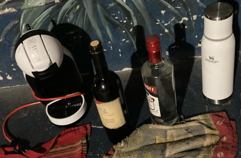 Objetos incautados Un termo, una cafetera y dos botellas de bebidas alcohólicas