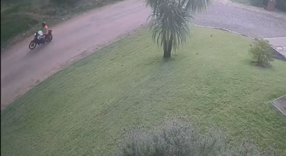 Momento del segundo hurto un hombre circulando en moto con un garrafa de 13 kilos