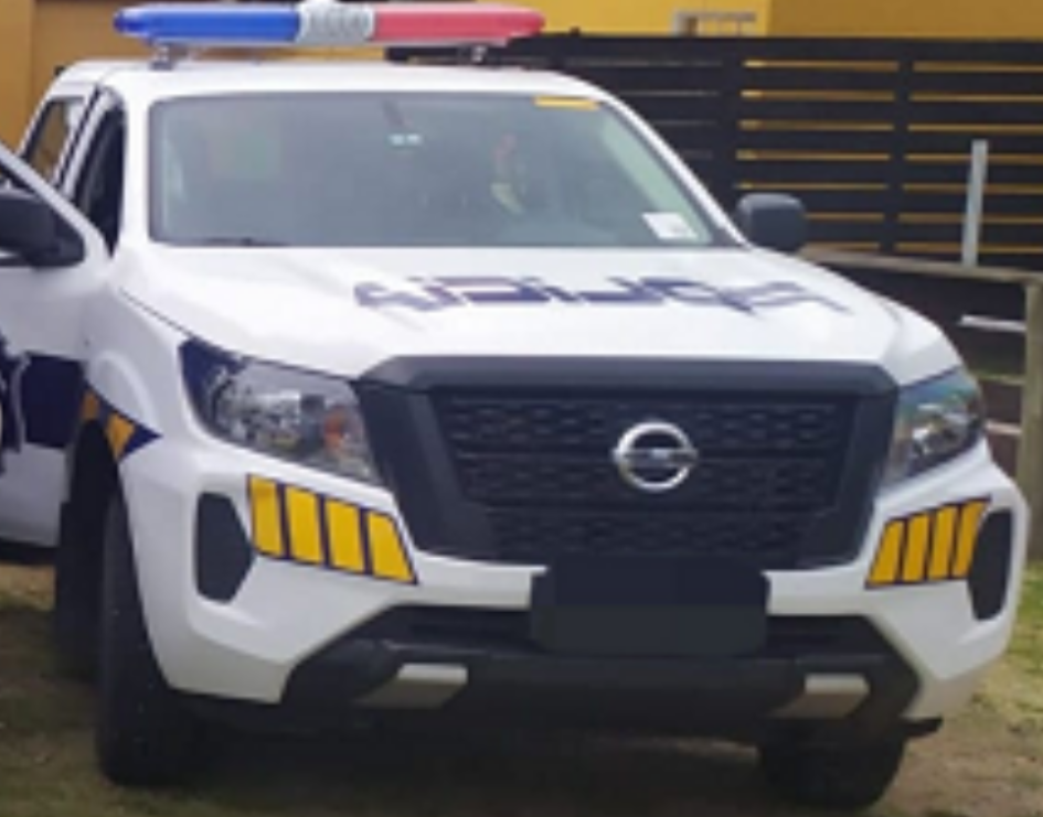 Una mujer fue condenada por hurtos a comercios de Maldonado Camioneta policial estacionada