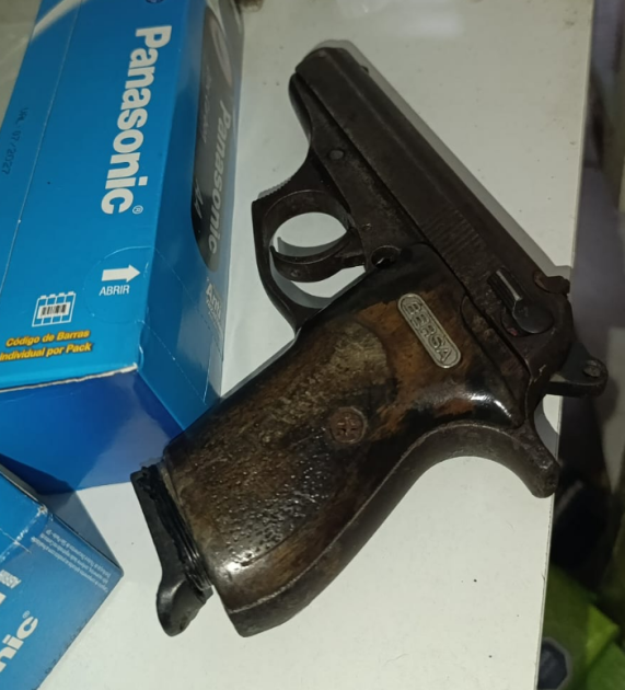 Arma recuperada tras rapiña de comercio
