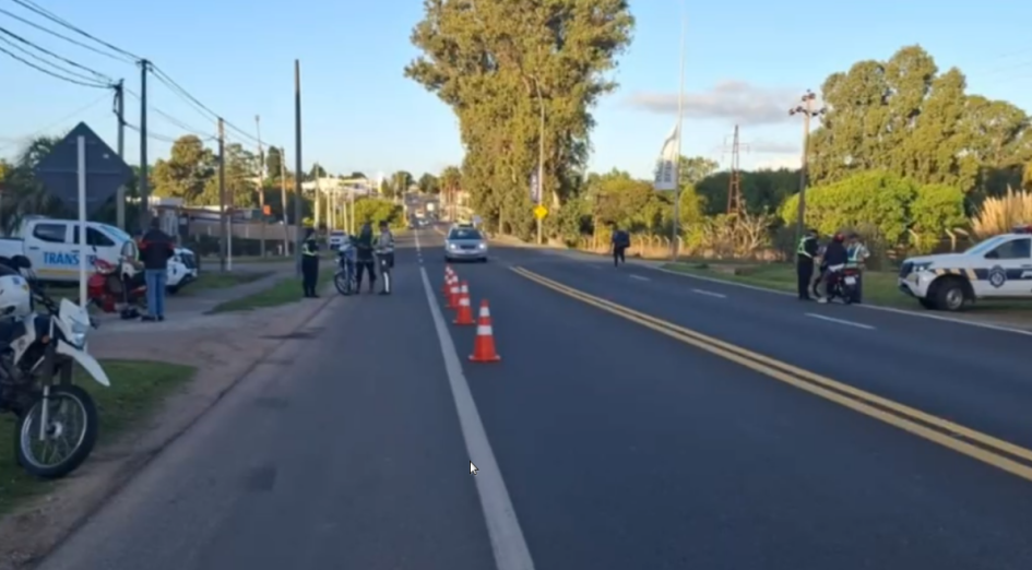 Ruta con personal policial identificando vehiculos