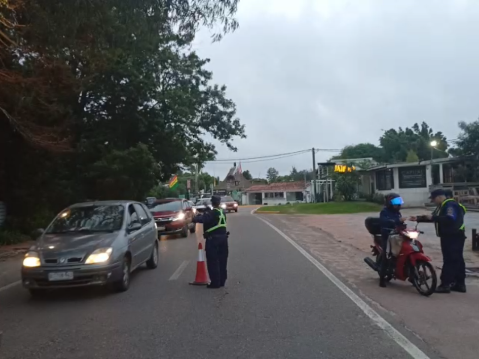 policias realizando un operativo de control