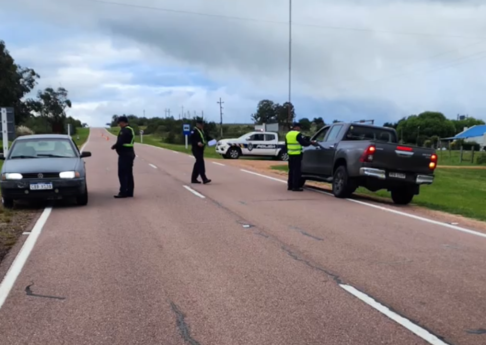 policias identificando vehiculos