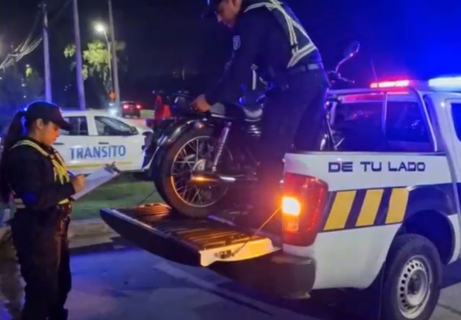 Personal policial incautando una moto