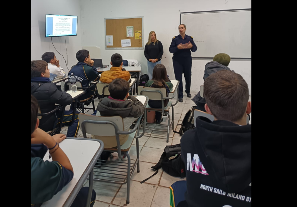 Alumnos de UTU durante charla de autocuidado. Alumnos UTU San Carlos recibiendo charla