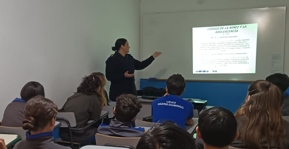 Oficial de Policia dandole charla a los alumnos