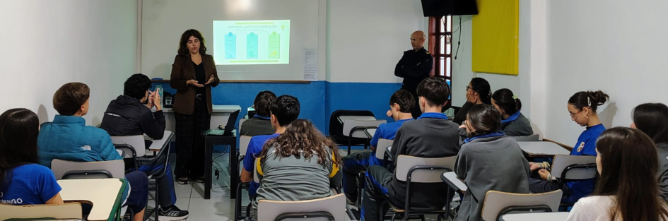 Psicologa y Comisario Mayor Santiago Rosa durante la charla