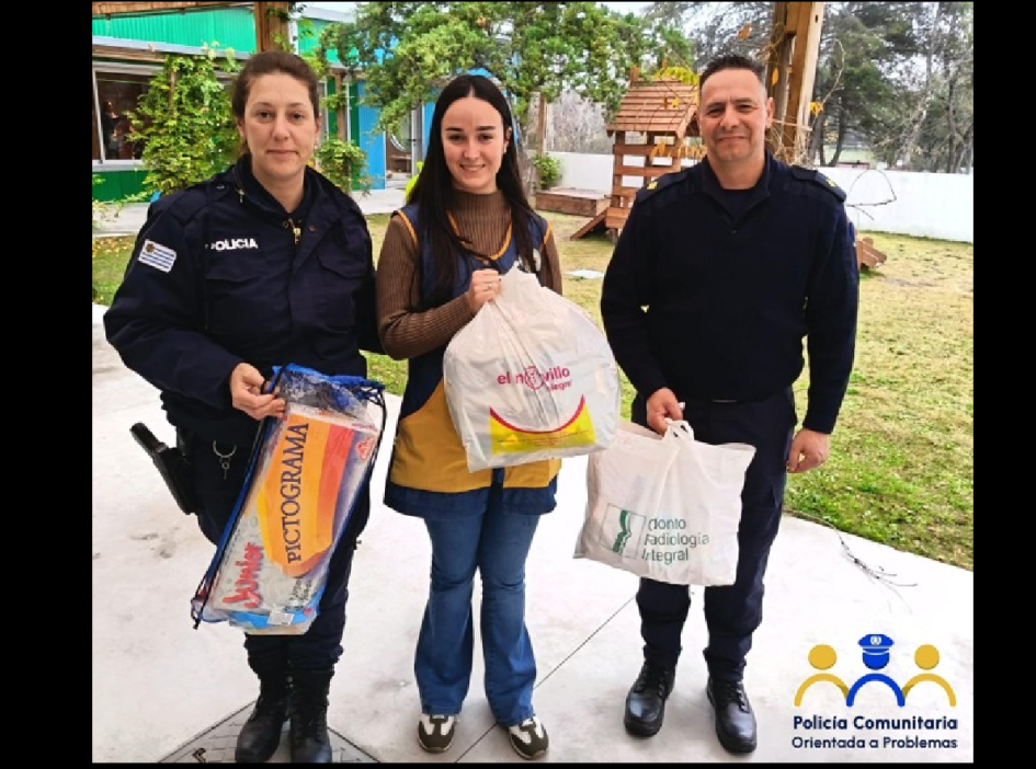 Entrega de donaciones a centro CAIF Donacion de Rotary CLub Maldonado, siendoo entregada por policias de seccional 8va. de Aiguá