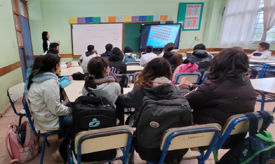 Alumnos de 5to y 6to recibiendo charla PCOP Charla PCOP en Escuela 108