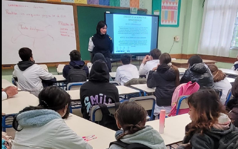 Alumnos de 5to y 6to recibiendo charla PCOP Charla PCOP en Escuela 108