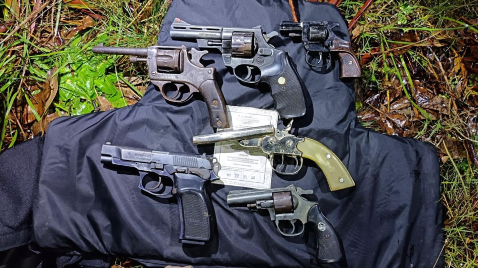 Armas y chaleco antibalas incautados Objetos incautados
