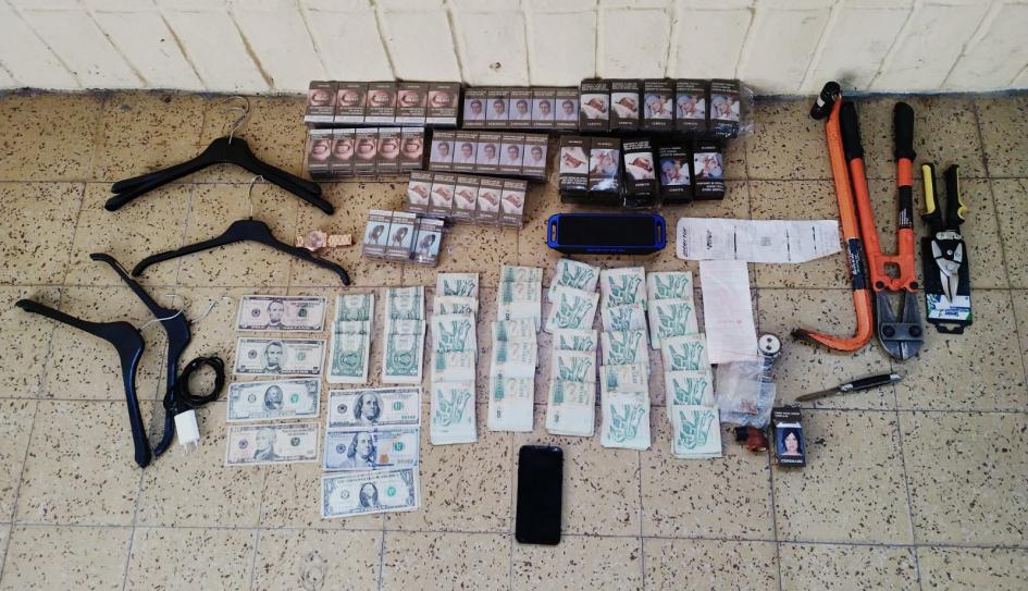 Dinero, cigarrillos, efectos hurtados Dinero, cigarrillos, efectos hurtados