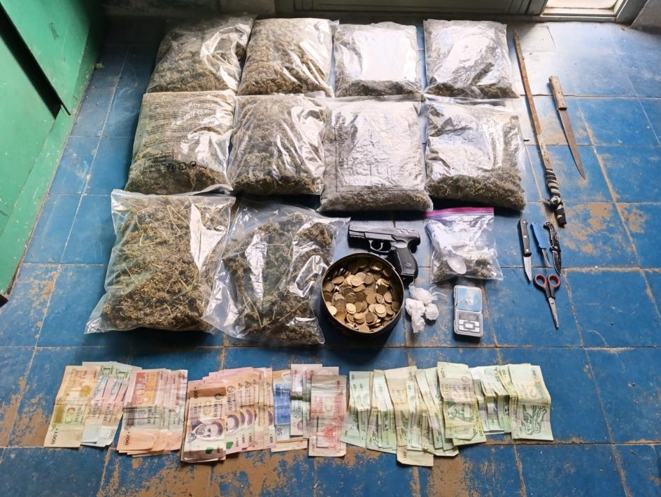 Droga, dinero y armas incautados