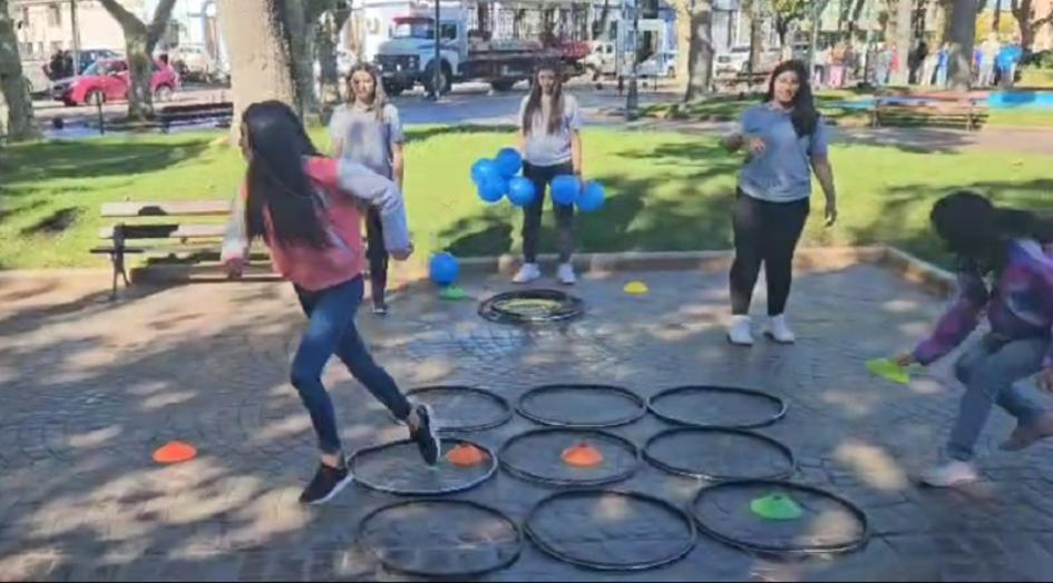 Alumnos en Plaza Libertad jugando con aros Alumnos en Plaza Libertad jugando con aros