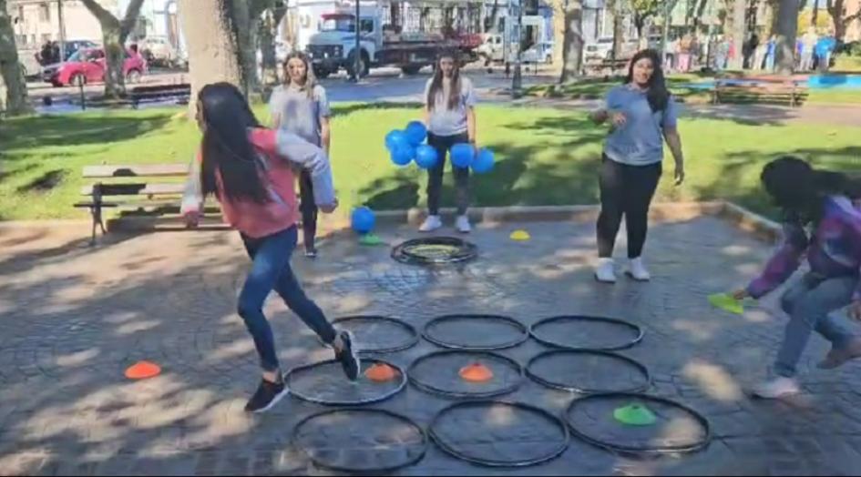 Alumnos en Plaza Libertad jugando con aros