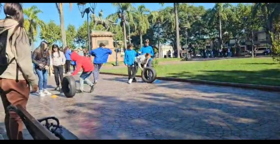 Alumnos en Plaza Libertad jugando con neumáticos