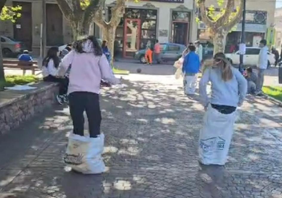 Alumnos en Plaza Libertad jugando carreras de embolsados