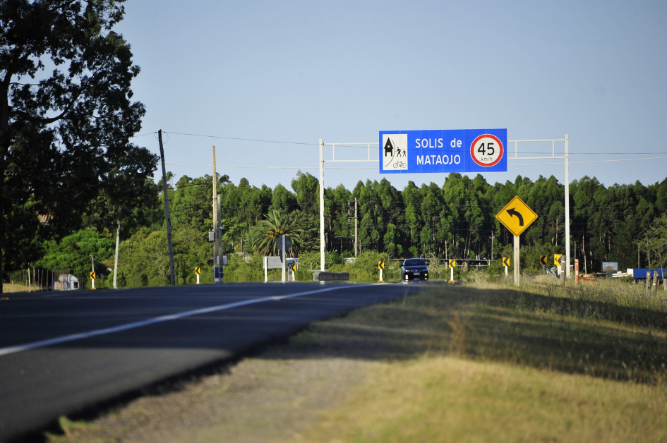 Cartel de Solís de Mataojo sobre ruta 8